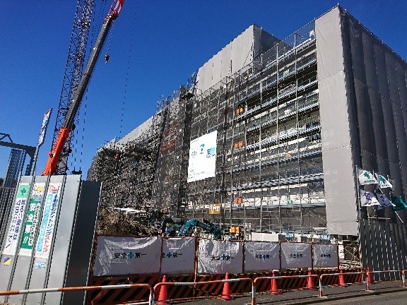 鹿浜菜の花中学校新校の工事の様子